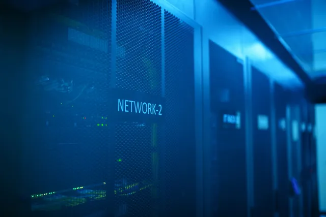 Corredor de data center com rack de servidores iluminado em azul