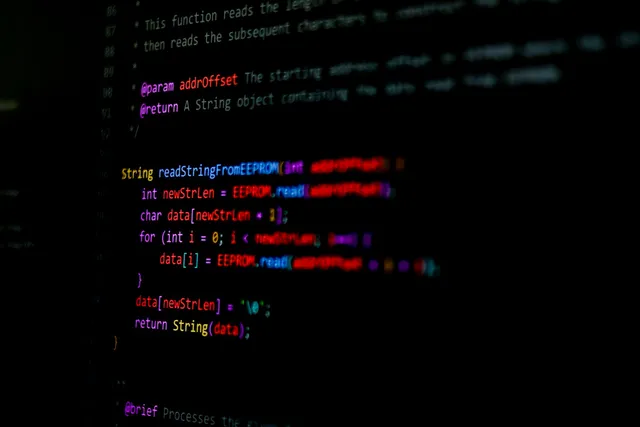 Código exibido em tela preta em ambiente de programação escuro