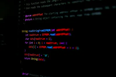 Código exibido em tela preta em ambiente de programação escuro