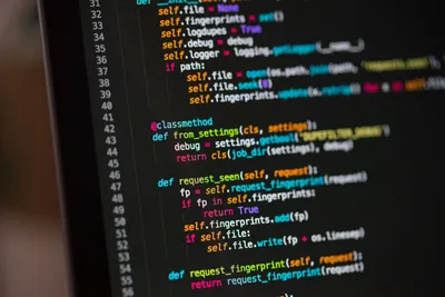 Desenvolvedor trabalhando em editor de código com tela escura
