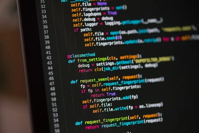Desenvolvedor trabalhando em editor de código com tela escura