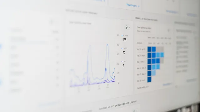 Tela de computador exibindo painel de dados e métricas de software