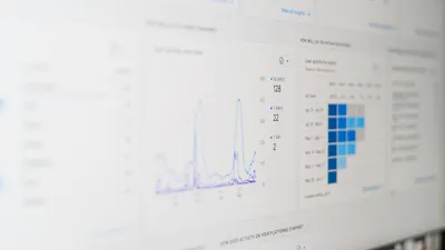 Tela de computador exibindo painel de dados e métricas de software