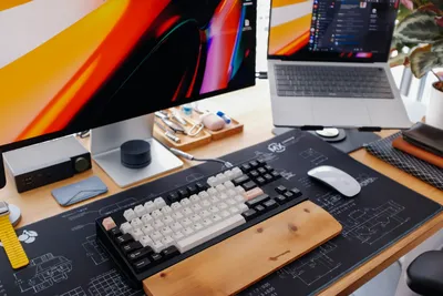 Mesa de trabalho moderna com teclado e monitor para programação