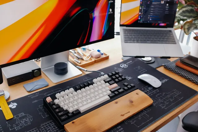 Mesa de trabalho moderna com teclado e monitor para programação