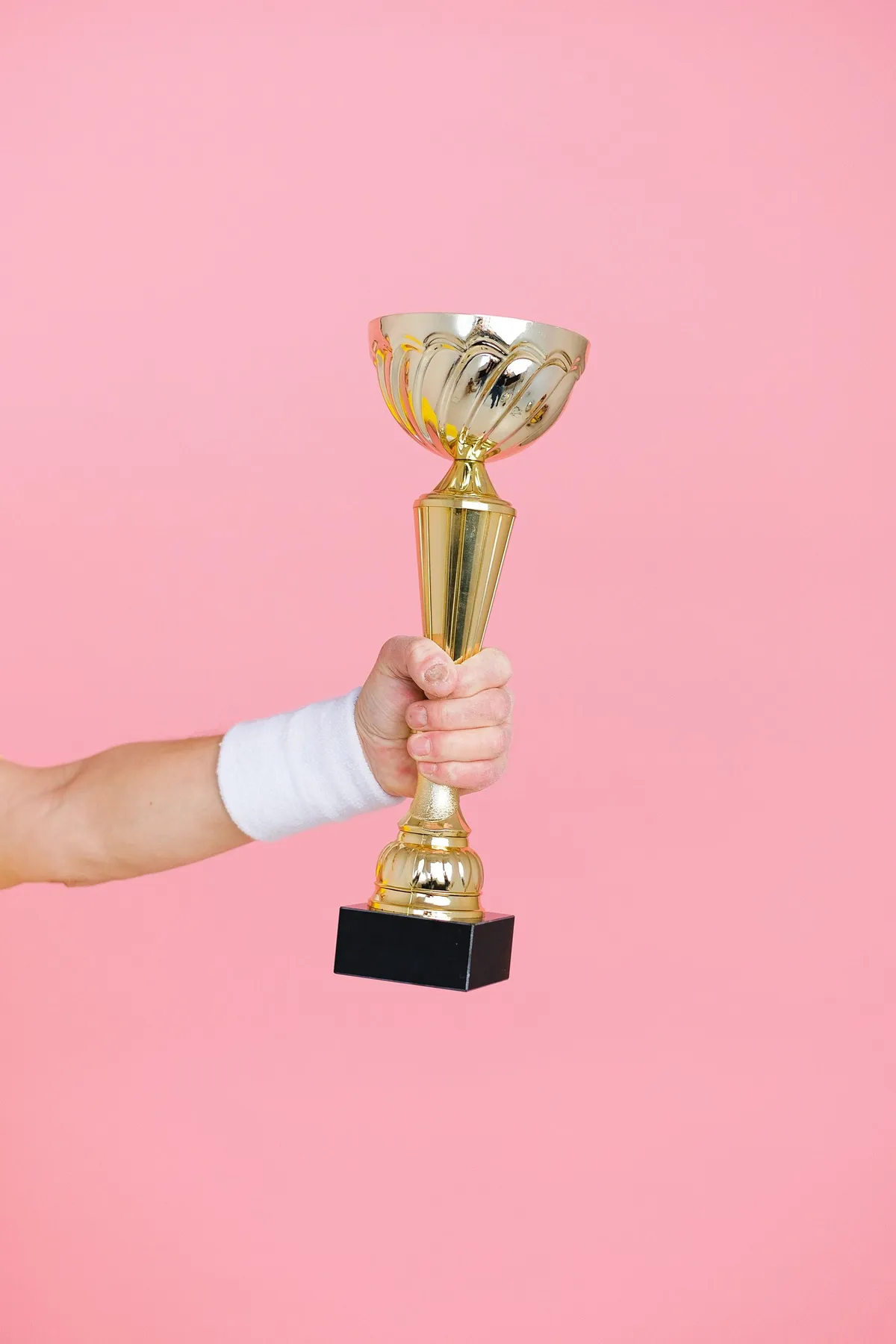 Pessoa segurando troféu dourado, simbolizando ranking de ferramentas