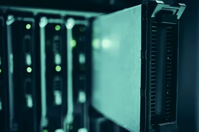 Corredor de data center com racks de servidores ativos