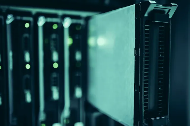 Corredor de data center com racks de servidores ativos