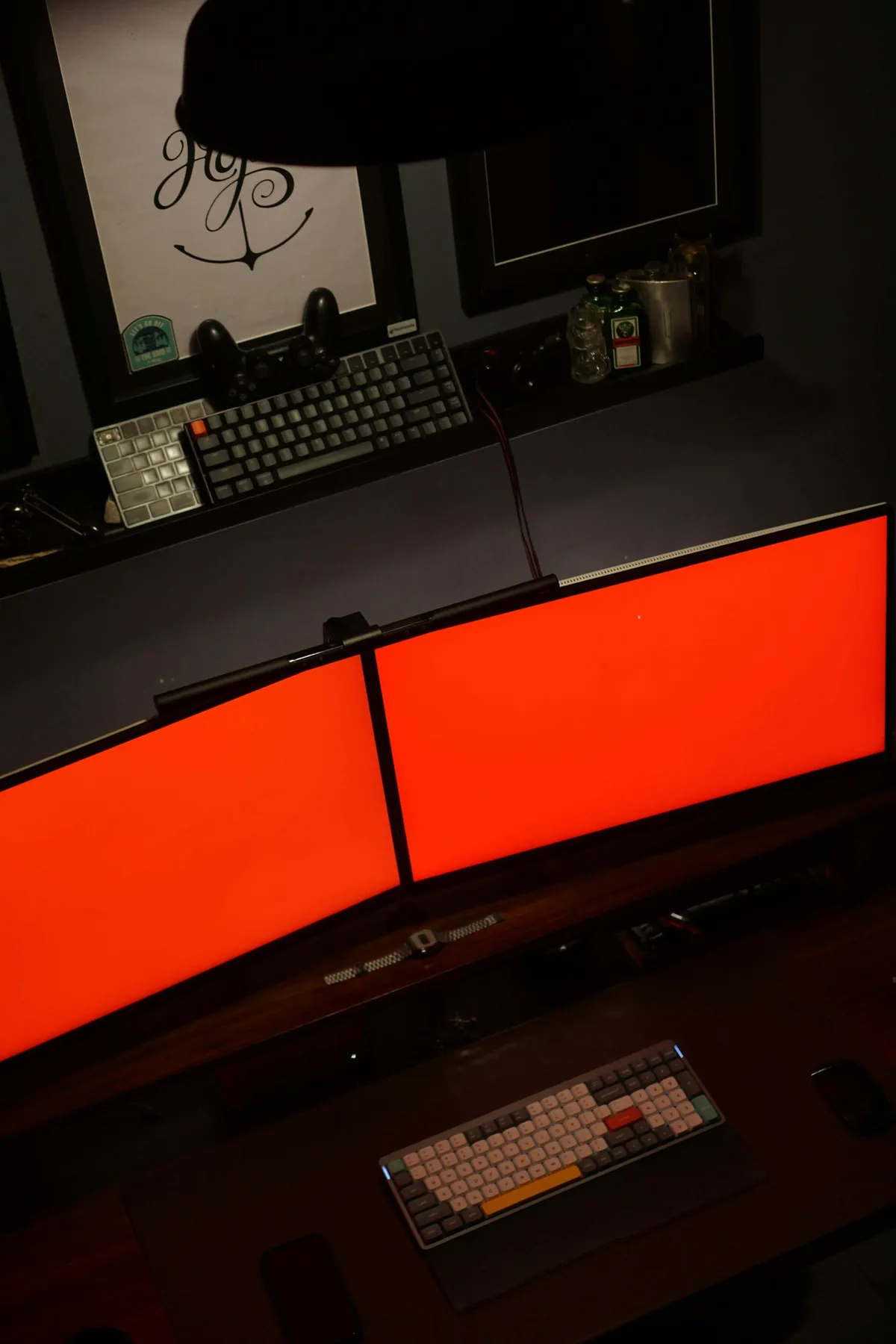 Mesa de escritório com dois monitores e teclado para desenvolvimento